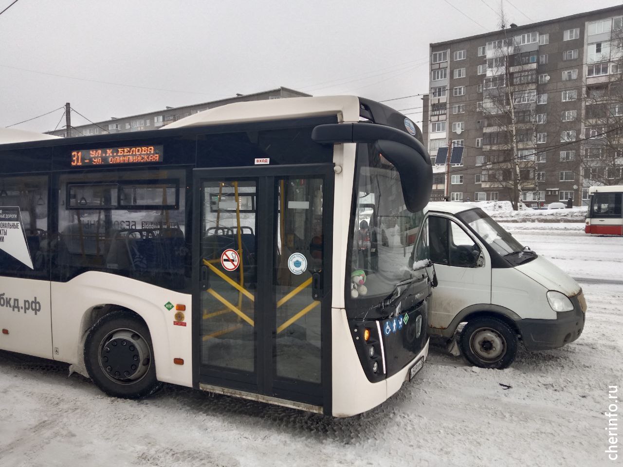 В Череповце пассажирский автобус попал в аварию